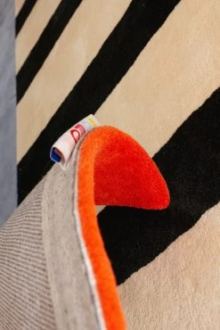 Tapis Tufté - Red Symmetry -Vêtements De Mode 20230117 ColorTherapis Paris 54