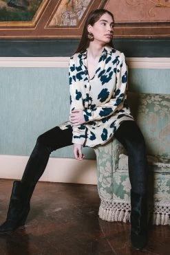 Maelis Shirt - Panther Navy -Vêtements De Mode Poppy AW23 2 e1b91fd8 c310 446a b811 25ec336a14ee