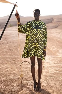 Camelia Mini Dress - Safari Fluo -Vêtements De Mode Poppy SS23 2 eb17618e cdc0 4662 aa14 2dfde13b944e